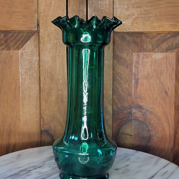 Elegant Green Glass Vase with Gold Accents - Picture 7 of 17